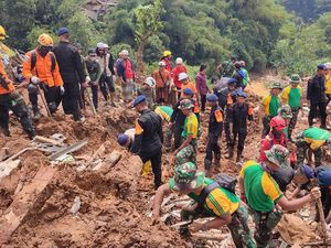 Tim SAR Lanjutkan Pencarian Korban di Tengah Gempa Susulan di Cianjur