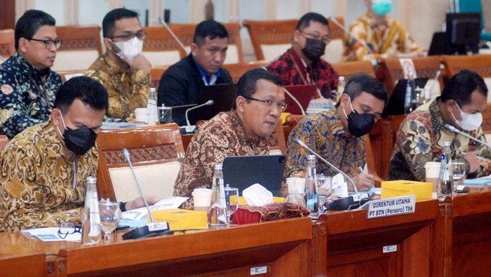 Prospek Rights Issue Bank BTN Cerah Direktur Utama Bank BTN Haru Koesmahargyo didampingi Wakil Direktur Utama Bank BTN Nixon LP Napitulu dan jajaran direksi Bank BTN saat Rapat Dengar Pendapat (RDP) dengan Komisi VI DPR membahas pendalaman Rights Issue Bank BTN, di Gedung Nusantara I, Kompleks Parlemen Senayan, Jakarta, Rabu (23/11). Dalam RDP tersebut, anggota Komisi VI DPR optismistis Rights Issue Bank BTN akan direspon positif oleh pasar dan investor karena fundamental serta kinerja perseroan yang baik.