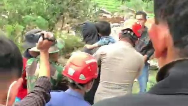 Rafka (7) ditemukan selamat usai tiga hari tertimbun di bawah reruntuhan
