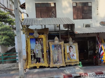 Kenapa Foto Raja Bertebaran di Jalanan Thailand?