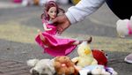 Ratusan Boneka Bertebaran di Alun-alun Kolombia, Ada Apa?
