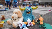 Boneka-boneka ini ditata oleh salah satu organisasi untuk menuntut dana lebih banyak guna membantu anak-anak yang tumbuh tanpa orang tua kandung mereka.