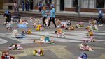 Ratusan Boneka Bertebaran di Alun-alun Kolombia, Ada Apa?