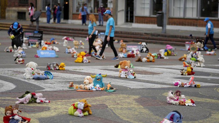 Ratusan Boneka Bertebaran di Alun-alun Kolombia, Ada Apa? Warga Kolombia memprotes kekerasan terhadap anak-anak dengan cara menutupi jalanan menggunakan boneka. Lihat nih.