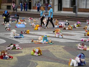 Ratusan Boneka Bertebaran di Alun-alun Kolombia, Ada Apa?