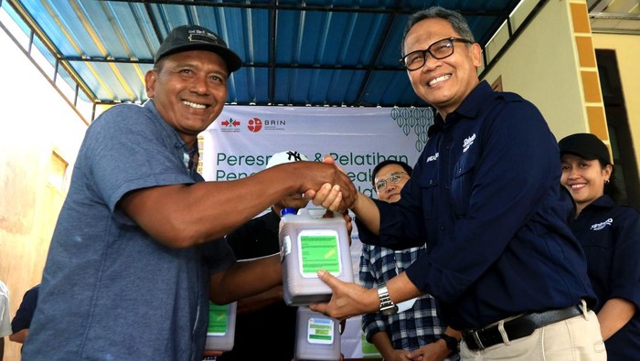 Ewindo bekerjasama dengan Badan Riset dan Inovasi Nasional (BRIN) memberikan bantuan dan pelatihan penggunaan Reaktor Pupuk Organik Hayati kepada petani sekaligus edukasi pertanian berkelanjutan dimana dengan Pupuk Organik Hayati.