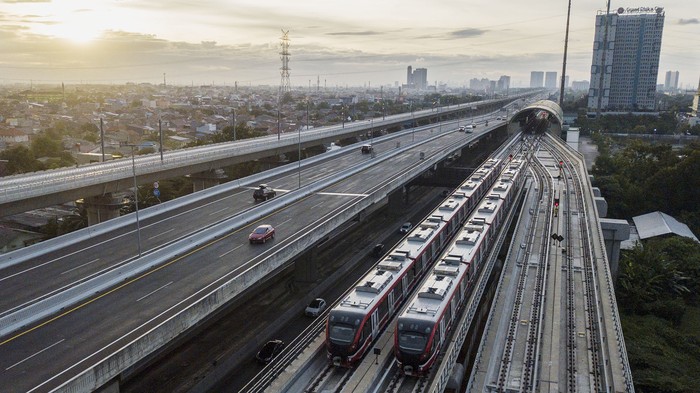 Foto udara depo Light Rail Transit (LRT) di Jatimulya, Kabupaten Bekasi, Jawa Barat, Selasa (22/11/2022). Kementerian Perhubungan berencana untuk memajukan pengoperasian LRT Jabodebek pada Juni 2023 dan saat ini progres pembangunan fisik telah mencapai 96 persen. ANTARA FOTO/ Fakhri Hermansyah/aww.