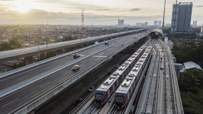 RENCANA PENGOPERASIAN LRT JABODEBEK Foto udara depo Light Rail Transit (LRT) di Jatimulya, Kabupaten Bekasi, Jawa Barat, Selasa (22/11/2022). Kementerian Perhubungan berencana untuk memajukan pengoperasian LRT Jabodebek pada Juni 2023 dan saat ini progres pembangunan fisik telah mencapai 96 persen. ANTARA FOTO/ Fakhri Hermansyah/aww.