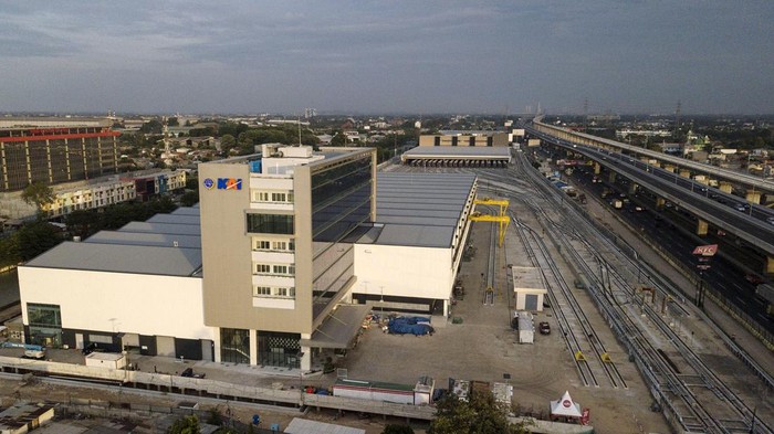RENCANA PENGOPERASIAN LRT JABODEBEK Foto udara depo Light Rail Transit (LRT) di Jatimulya, Kabupaten Bekasi, Jawa Barat, Selasa (22/11/2022). Kementerian Perhubungan berencana untuk memajukan pengoperasian LRT Jabodebek pada Juni 2023 dan saat ini progres pembangunan fisik telah mencapai 96 persen. ANTARA FOTO/ Fakhri Hermansyah/aww.