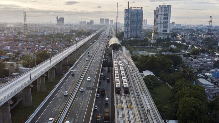 RENCANA PENGOPERASIAN LRT JABODEBEK Foto udara depo Light Rail Transit (LRT) di Jatimulya, Kabupaten Bekasi, Jawa Barat, Selasa (22/11/2022). Kementerian Perhubungan berencana untuk memajukan pengoperasian LRT Jabodebek pada Juni 2023 dan saat ini progres pembangunan fisik telah mencapai 96 persen. ANTARA FOTO/ Fakhri Hermansyah/aww.