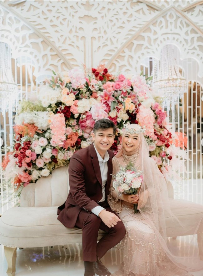 Walaupun acara anniversary pernikahan Ricis dan Ryan digelar terlambat, namun perayaan tersebut berlangsung dengan meriah dan juga mewah. Bahkan saking mewahnya sampai menyerupai resepsi pernikahan. Foto: Instagram/@studiokencana