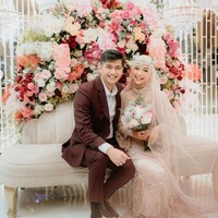 Walaupun acara anniversary pernikahan Ricis dan Ryan digelar terlambat, namun perayaan tersebut berlangsung dengan meriah dan juga mewah. Bahkan saking mewahnya sampai menyerupai resepsi pernikahan. Foto: Instagram/@studiokencana