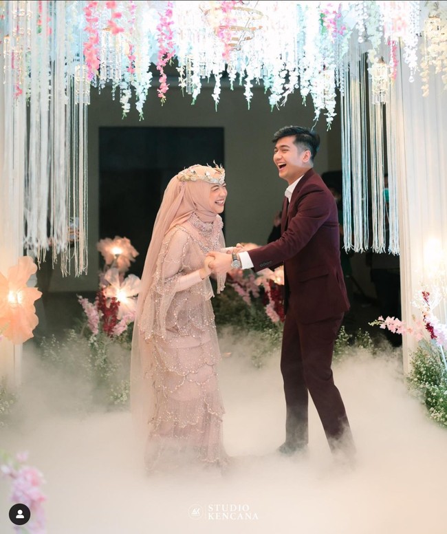 Dalam foto-foto yang dibagikan di akun Instagram terlihat Ria Ricis dan Teuku Ryan mengulang kembali momen dansa di pernikahan mereka dulu. Ekspresi bahagia pun tampak jelas terpancar di wajah Ria Ricis dan Teuku Ryan. Foto: Instagram/@riaricis1795