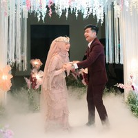 Dalam foto-foto yang dibagikan di akun Instagram terlihat Ria Ricis dan Teuku Ryan mengulang kembali momen dansa di pernikahan mereka dulu. Ekspresi bahagia pun tampak jelas terpancar di wajah Ria Ricis dan Teuku Ryan. Foto: Instagram/@riaricis1795