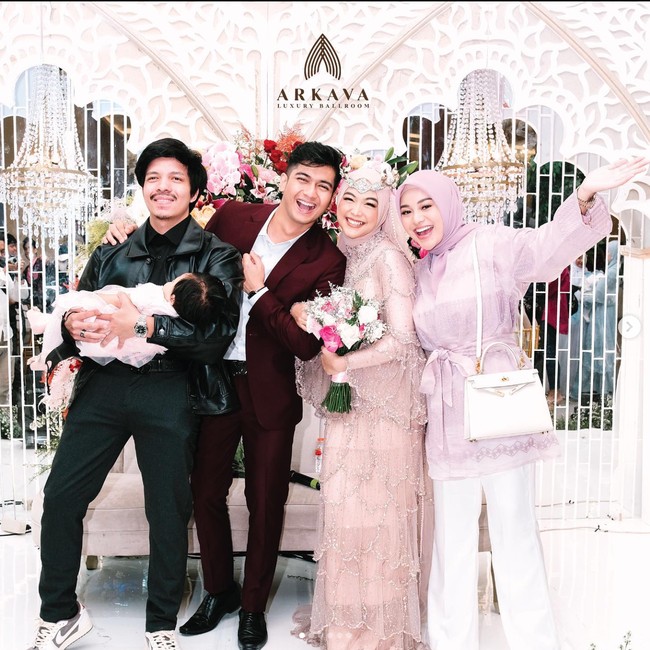 Pada keterangan foto unggahannya Ricis menulis jika pesta anniversary pernikahannya itu digelar di Arkava Luxury Ballroom. Tak sedikit rekan artis yang hadir memeriahkan acara, salah satunya keluarga kecil Atta Halilintar. Atta tampak hadir bersama Aurel dan sang anak. Foto: Instagram/@arkava.luxury.ballroom