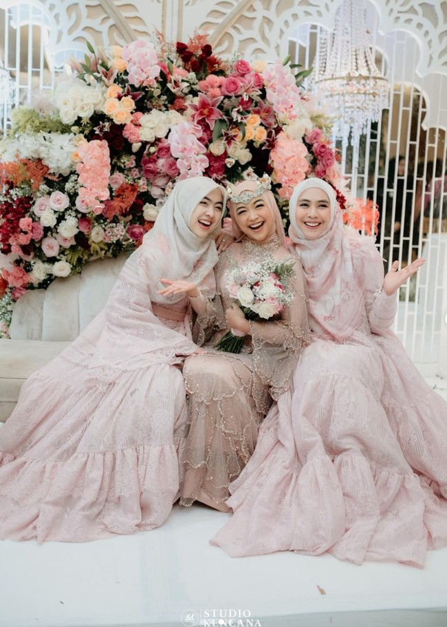 Kedua kakak perempuan Ria Ricis pun terlihat hadir di momen membahagiakan sang adik. Ketiganya tampak berpose bersama memperlihatkan ekspresi senyum bahagia. Foto: Instagram/@studiokencana