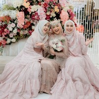 Kedua kakak perempuan Ria Ricis pun terlihat hadir di momen membahagiakan sang adik. Ketiganya tampak berpose bersama memperlihatkan ekspresi senyum bahagia. Foto: Instagram/@studiokencana