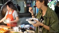 Salah seorang netizen mengatakan bahwa konsep video ulasan makanan milik Ria SW sangat menarik. Cara Ria mengulas makanan pun menarik perhatian netizen. Foto: Instagram / YouTube