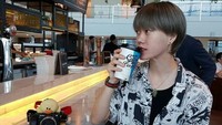 Selain mengutarakan ulasannya sendiri, Ria SW juga melakukan dubbing untuk menghidupkan mainan bebeknya tersebut. Foto: Instagram / YouTube