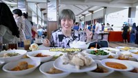 Ternyata ketertarikan Ria SW pada dunia kuliner tak hanya diungkapkan lewat video, ia juga menulis buku yang menceriatakan perjalanannya menjadi food vlogger. Foto: Instagram / YouTube