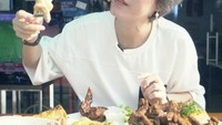 Menu yang ditawarkan merupakan kuliner khas Korea. Seperti Tteokbokki dan minuman susu segar bernama Yippie. Foto: Instagram / YouTube