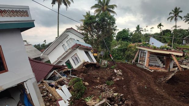 Rumah Pak RT di Kampung Cisarua, Desa Sarampad, Kecamatan Cugenang, Cianjur terangkat dari tanah.