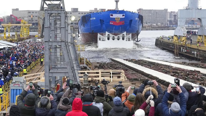 Rusia Luncurkan Kapal Pemecah Es Nuklir, Ini Penampakannya kapal pemecah es nuklir Yakutia diluncurkan ke perairan di dermaga dan berdiri saat lagu kebangsaan Rusia menghiasi pengibaran bendera Rusia di kapal pemecah es Ural yang akan mulai bekerja pada bulan Desember.