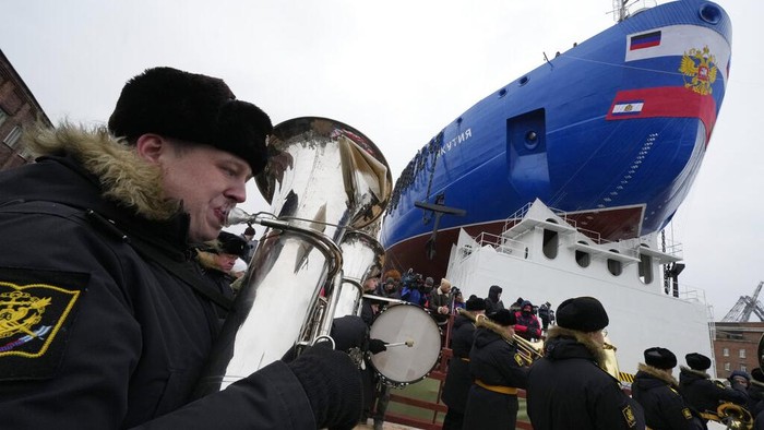 Rusia Luncurkan Kapal Pemecah Es Nuklir, Ini Penampakannya kapal pemecah es nuklir Yakutia diluncurkan ke perairan di dermaga dan berdiri saat lagu kebangsaan Rusia menghiasi pengibaran bendera Rusia di kapal pemecah es Ural yang akan mulai bekerja pada bulan Desember.