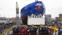 Kapal pemecah es ini dapat mengatasi es cepat padat hingga 2,8 meter.