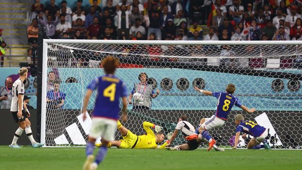 Soccer Football - FIFA World Cup Qatar 2022 - Group E - Germany v Japan - Khalifa International Stadium, Doha, Qatar - November 23, 2022Japan's Maya Yoshida and Kou Itakura react REUTERS/Kai Pfaffenbach