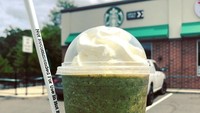 Jika menyukai rasa unik seperti mint choco, bisa memesan resep rahasia ini. Namanya Thin Mint Frappucino yang terdiri dari chocolate frappuccino ditambahkan 2 pompa sirup peppermint, saus mocha, dan topping whipped cream. Agar ada teksturnya, tambahkan mocha cookies ke racikan minuman. Foto: Instagram @starbuckshacker 