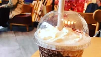 Tiramisu Frappucino juga menu secret recipe Starbucks yang patut dicoba. Kamu bisa langsung meminta barista meracikan 1 pompa saus mocha, setengah pompa saus karamel dan vanila, serta toffee-nut dan sirup hazelnut. Tambahkan juga 1 shot espresso affogato. Foto: Instagram @t_apollo215