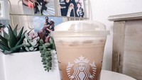 Saat bingung ingin minum teh atau kopi di Starbucks, pelanggan bisa mencoba paduan keduanya dengan menu Dirty Chai Latte. Racikannya mudah, minta barista untuk mencampurkan chai spices, susu, dan 1-2 shot espresso. Menu ini cocok dinikmati kondisi dingin maupun hangat. Foto: Instagram @coffeewithcorinne