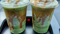 Pencinta matcha, wajib mencoba resep rahasia bernama Baby Yoda Frappucino. Menu minuman ini terinspirasi dari film Star Wars, disebut Baby Yoda karena warnanya mirip dengan karakter tersebut. Berupa matcha latte yang ditambahkan saus karamel di sekeliling gelas, kemudian topping caramel crunch. Foto: Instagram @lkurz9