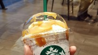 Kalau menyukai vanilla yang manis, pelanggan bisa memesan menu rahasia Vanilla with Java Chip & Caramel Sauce. Menu secret recipe ini populer sekali di tahun 2019, racikan Java chip yang dihaluskan bersama es, sirup vanilla, susu, dan topping saus karamel. Foto: Instagram