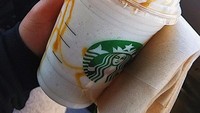 Pencinta film Harry Potter wajib mencoba Butterbeer Frappuccino yang creamy, namun tetap ringan. Pesan creme frappuccino, kemudian tambahkan 3 pompa sirup karamel dan toffe-nut. Pelanggan juga bisa menambahkan topping saus karamel. Foto: Instagram @jumpingjacq 