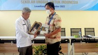 Sektretaris pengurus YPA-MDR, Wedijanto Widarso memberikan apresiasi kepada Kasubag Tata Usaha Kantor Cabang Dinas Pendidikan Wilayah 1 Provinsi Jawa Barat, Cucu Salman saat YPA MDR mengadakan media tour predikat sekolah unggul bertajuk Sekolah Unggul untuk Indonesia di SMKN 1 Leuwiliang, Bogor, Rabu (23/11/2022).