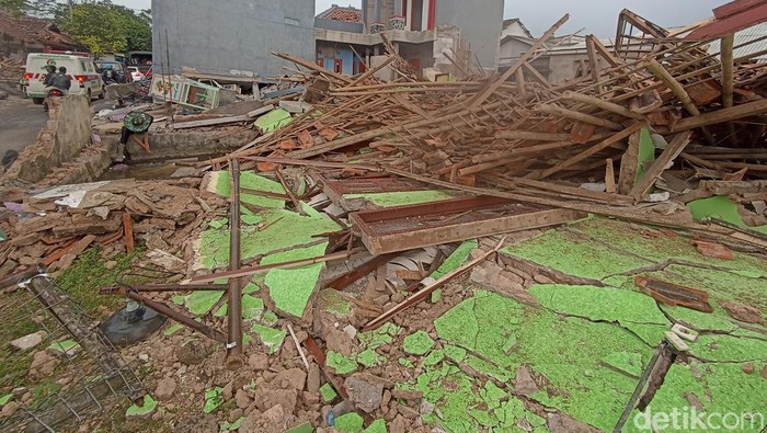 Sekolah MI di Desa Gasol Kecamatan Cugenang ambruk usai diguncang gempa berkekuatan M 5,6.