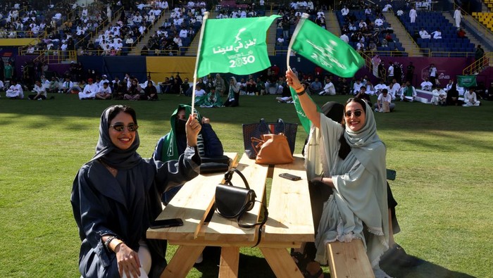 Soccer Football - FIFA World Cup Qatar 2022 - Fans in Riyadh watch Argentina v Saudi Arabia - Marsool Park Stadium, Riyadh, Saudi Arabia - November 22, 2022 Saudi Arabia fans wave flags during the match REUTERS/Ahmed Yosri