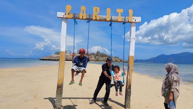 Muhammad sangat senang saat mendapat banyak hadiah, mulai dari pakaian hingga tas baru. Ia juga sempat berjalan-jalan ke pantai bersama tim berbuatbaik.id.