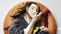 Proses bikin cookies 3D ini dimulai dari memahat adonan cookies menjadi bentuk karakter anime yang diinginkan. Baru setelahnya dilukis satu per satu.