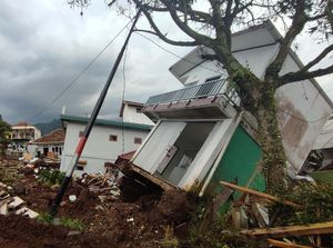 Dampak Parah Gempa Cianjur: Jalanan Terputus, Rumah Terangkat!