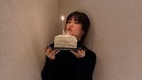 Aku menghabiskan hari ulang tahunku dengan sehat dan bahagia karena cinta dan kepercayaan fans yang tak pernah berubah, ujar Song Hye Kyo pada postingannya. Foto: (Dok. Instagram @kyo1122)