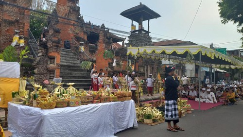Suasana pencaruan di depan Pura Desa Adat Banyuning jelang nyepi desa adar, Rabu (23/11/2022).