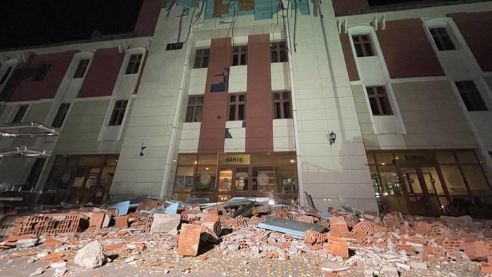 Supermarket di Turki Berantakan Gegara Guncangan Gempa DUZCE, TURKIYE - NOVEMBER 23: A view of damaged court house after 5.9-magnitude earthquake jolted western Turkish province of Duzce on November 23, 2022. (Photo by Omer Urer/Anadolu Agency via Getty Images)