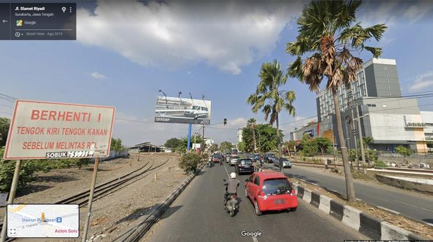 Tangkapan layar street view Jalan Slamet Riyadi dekat perlintasan sebidang Stasiun Purwosari pada Agustus 2019 atau sebelum dibangun Flyover Purwosari dibangun. Diakses detikJateng dari Google Maps pada Rabu (23/11/2022).