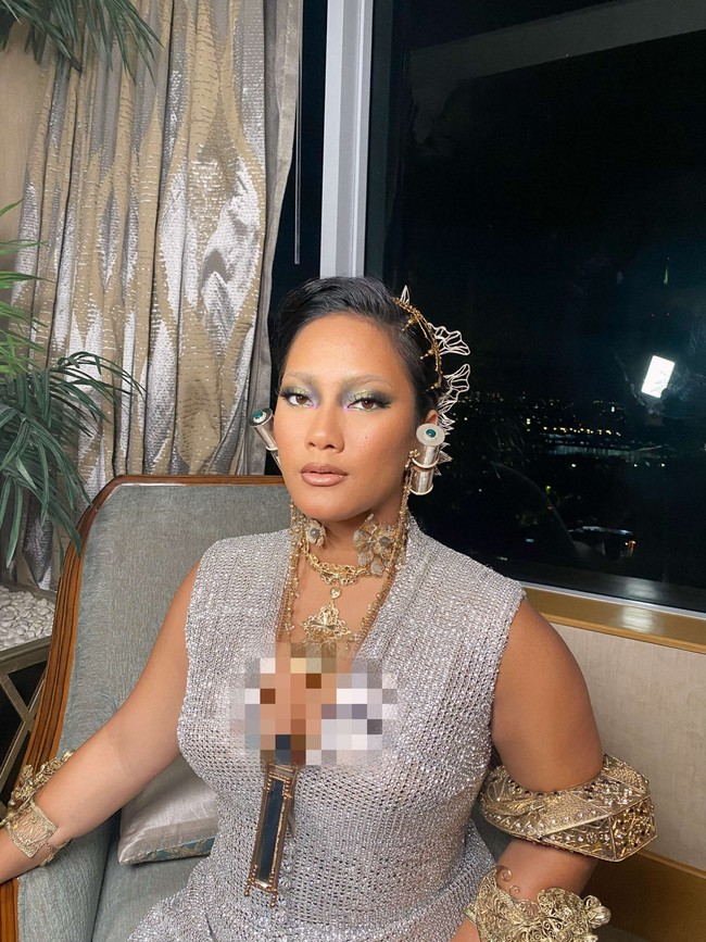 Uniknya, bagian mata dibuat begitu dramatis. Makeup artist Aditya @vagueskin membuat Tara Basro seolah tanpa alis. Teknik yang digunakan adalah rambut alis yang di-bleaching. Foto: dok. Aditya @vagueskin