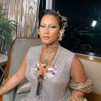 Uniknya, bagian mata dibuat begitu dramatis. Makeup artist Aditya @vagueskin membuat Tara Basro seolah tanpa alis. Teknik yang digunakan adalah rambut alis yang di-bleaching. Foto: dok. Aditya @vagueskin