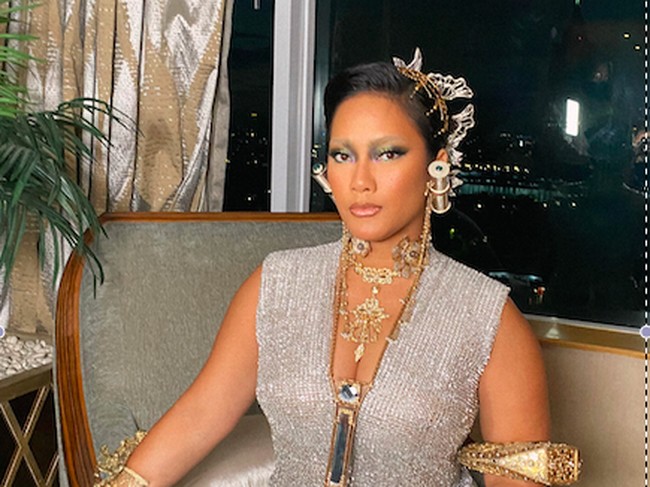 Aditya menjelaskan bahwa dia menggunakan eyeshadow ungu dengan ijo dan tambahan glittery yang dibuat gradasi. Foto: dok. Aditya @vagueskin