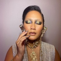 Untuk area eyeshadow matanya pun dibuat unik. Adit mendeskripsikannya sebagai makeup bunglon. Foto: dok. Aditya @vagueskin